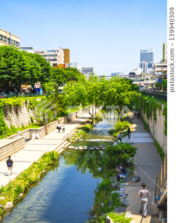 春天的首爾,午後的清溪川。 春天的首爾,午後的清溪川。 139940309