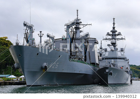 驅逐艦和補給艦停泊在錨地。 驅逐艦和補給艦停泊在錨地。 139940312
