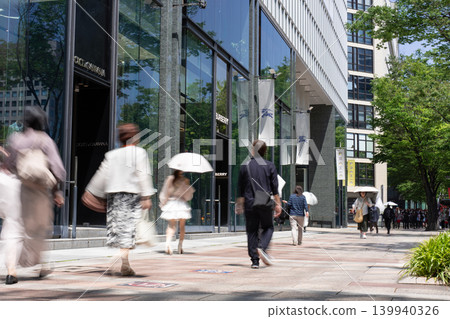 名古屋市中區榮町:都會風景-久屋大道上的 Lachic 門前熙熙攘攘的人行道。 名古屋市中區榮町:都會風景-久屋大道上的 Lachic 門前熙熙攘攘的人行道。 139940326