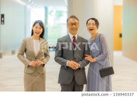 工作人員引導一對中年夫婦前往活動大廳。 139940337