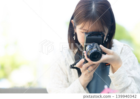 拿著照相機的逗人喜愛的婦女 139940342
