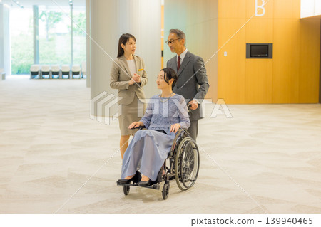 工作人員引導一對中年夫婦前往活動大廳。 139940465