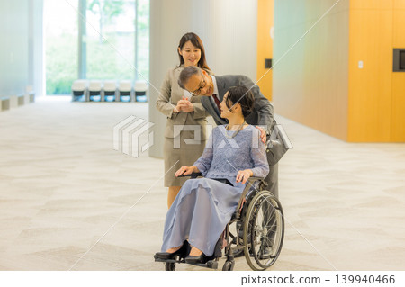 工作人員引導一對中年夫婦前往活動大廳。 139940466