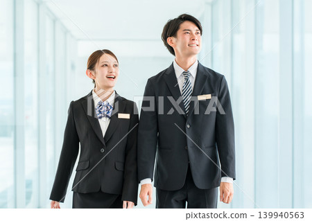 身穿西裝的年輕亞裔男女商務人士(策劃師、顧問、銀行家、諮商師) 身穿西裝的年輕亞裔男女商務人士(策劃師、顧問、銀行家、諮商師) 139940563