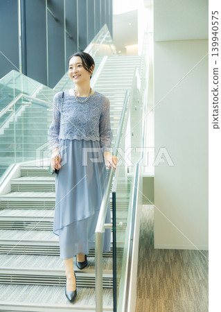 一位身著正式禮服的中年婦女 一位身著正式禮服的中年婦女 139940575