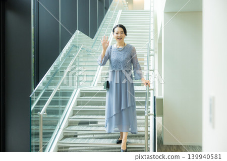 一位身著正式禮服的中年婦女 139940581