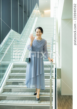 一位身著正式禮服的中年婦女 一位身著正式禮服的中年婦女 139940582