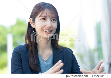 A career woman conducting business negotiations A career woman conducting business negotiations 139940585