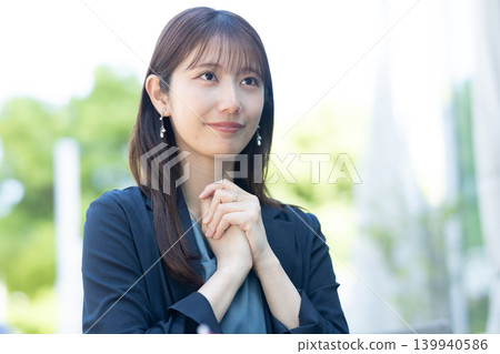 一位職業婦女正在進行商務談判 139940586