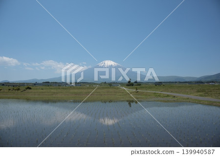 稻田播種完畢後,富士山倒映在稻田中。 稻田播種完畢後,富士山倒映在稻田中。 139940587