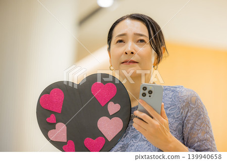 一位中年女性透過追星活動獲得快樂。 139940658