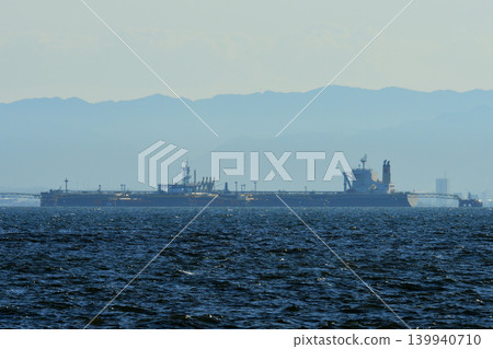 The Idemitsu Maru, loaded with crude oil, heads to Nagoya Port. The Idemitsu Maru, loaded with crude oil, heads to Nagoya Port. 139940710