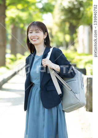 職業婦女輕盈地走過城市 職業婦女輕盈地走過城市 139940782