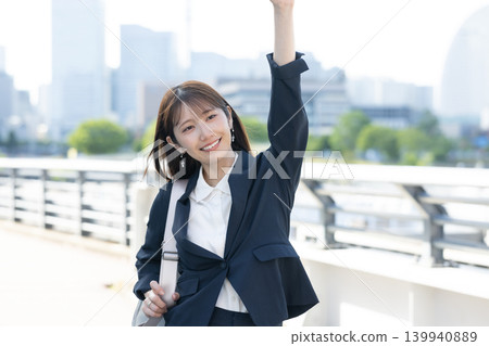 職業婦女輕盈地走過城市 職業婦女輕盈地走過城市 139940889