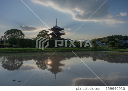 一張照片展現了伊卡魯加初夏時節,溫暖的稻田映照著法喜寺的景色。 一張照片展現了伊卡魯加初夏時節,溫暖的稻田映照著法喜寺的景色。 139940910