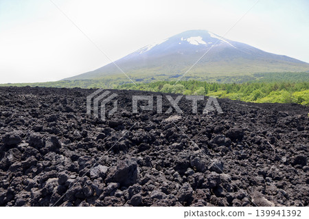 岩手山和燒走熔岩流的景色 139941392