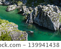 The beautiful Oboke Gorge (Tokushima Prefecture) features a clear, emerald-green stream winding through the rocky cliffs. 139941438