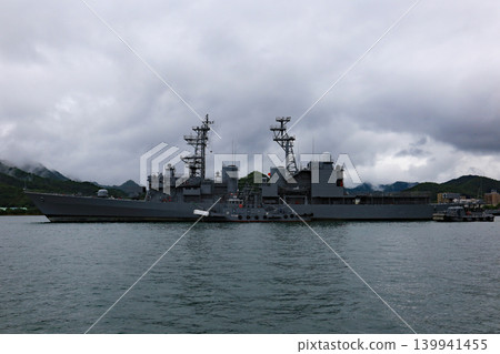 從觀光船上看到的:一艘退役的日本海上自衛隊艦艇和一艘拖船。 從觀光船上看到的:一艘退役的日本海上自衛隊艦艇和一艘拖船。 139941455