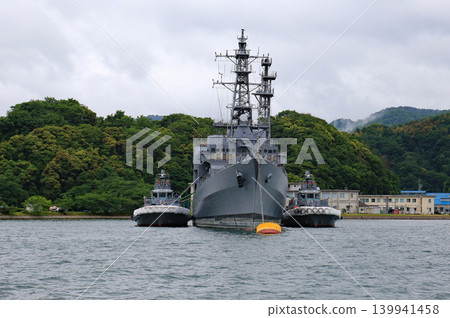 從觀光船上看到的:一艘退役的日本海上自衛隊艦艇和一艘拖船。 從觀光船上看到的:一艘退役的日本海上自衛隊艦艇和一艘拖船。 139941458