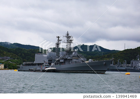 從觀光船上看到的:一艘退役的日本海上自衛隊艦艇和一艘拖船。 從觀光船上看到的:一艘退役的日本海上自衛隊艦艇和一艘拖船。 139941469