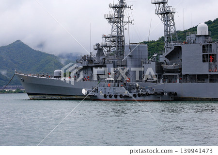 從觀光船上看到的:一艘退役的日本海上自衛隊艦艇和一艘拖船。 從觀光船上看到的:一艘退役的日本海上自衛隊艦艇和一艘拖船。 139941473