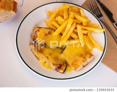 Roast swordfish in hollandaise sauce with fried potatoes 139941635
