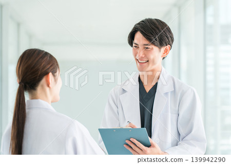 在醫院工作的男性醫生、醫師、醫護人員、藥劑師、科學家和研究人員。 139942290