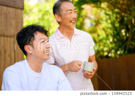 一位家長和孩子在戶外聊天 139942525