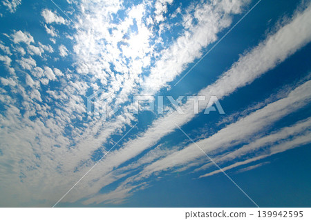 初夏藍天白雲 139942595