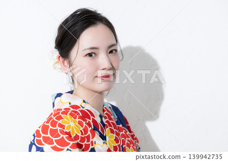 一張相機拍攝的照片,照片中一位可愛的日本女子身穿浴衣,以白色為背景,展現了她夏季的觀光、郊遊、休閒、梳妝打扮等活動。 一張相機拍攝的照片,照片中一位可愛的日本女子身穿浴衣,以白色為背景,展現了她夏季的觀光、郊遊、休閒、梳妝打扮等活動。 139942735