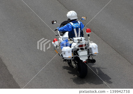 正在巡邏的警用摩托車 139942738