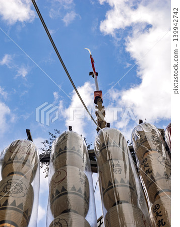 It heralds the arrival of summer in Kyoto. The Naginata Hoko float soars into the blue sky. It heralds the arrival of summer in Kyoto. The Naginata Hoko float soars into the blue sky. 139942742
