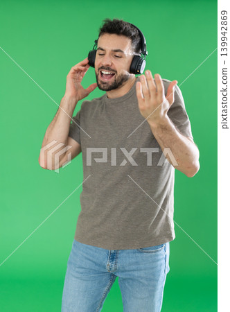 Happy man wearing for dancing on green screen with music Happy man wearing for dancing on green screen with music 139942869