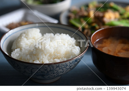 餐桌場景:米飯、日本料理 餐桌場景:米飯、日本料理 139943074