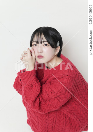 一位二十多歲、魅力四射的年輕女性的肖像 139943663