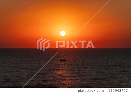 Beautiful red and orange sunrise over the sea. 139943732