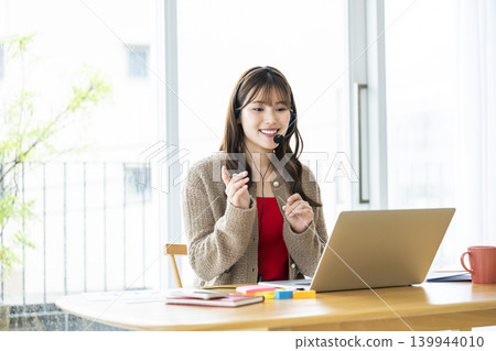 年輕女性在線上參加線上課程 年輕女性在線上參加線上課程 139944010