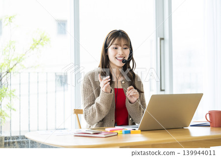 年輕女性在線上參加線上課程 139944011