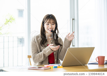 年輕女性在線上參加線上課程 139944014