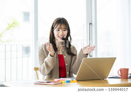 年輕女性在線上參加線上課程 年輕女性在線上參加線上課程 139944017