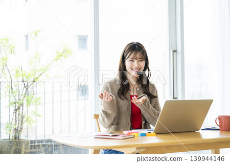 年輕女性在線上參加線上課程 年輕女性在線上參加線上課程 139944146