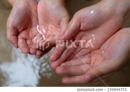 特寫鏡頭:孩子的手舀水 特寫鏡頭:孩子的手舀水 139944755