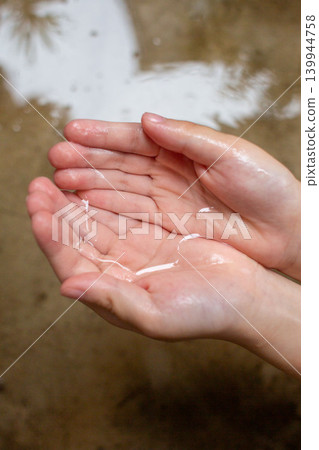 兒童的手接水(垂直) 兒童的手接水(垂直) 139944758