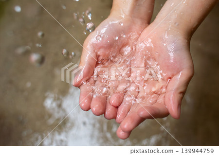 水花四濺,孩子的手 水花四濺,孩子的手 139944759