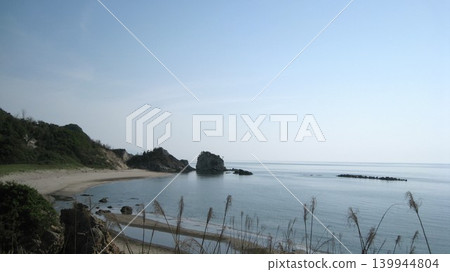 湛藍的天空,平靜的大海,潔白的沙灘,以及綠色的海岬。 湛藍的天空,平靜的大海,潔白的沙灘,以及綠色的海岬。 139944804