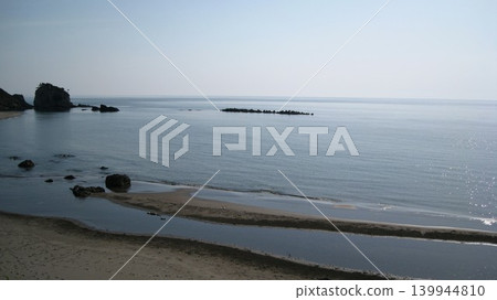 湛藍的天空，平靜的大海，潔白的沙灘，以及綠色的海岬。 139944810