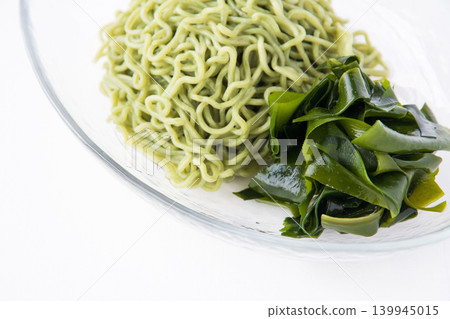 Cold Chinese noodles with seaweed and fresh seaweed Cold Chinese noodles with seaweed and fresh seaweed 139945015