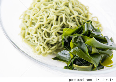 Cold Chinese noodles with seaweed and fresh seaweed Cold Chinese noodles with seaweed and fresh seaweed 139945017