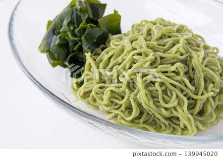 Cold Chinese noodles with seaweed and fresh seaweed Cold Chinese noodles with seaweed and fresh seaweed 139945020