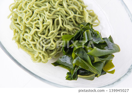 Cold Chinese noodles with seaweed 139945027